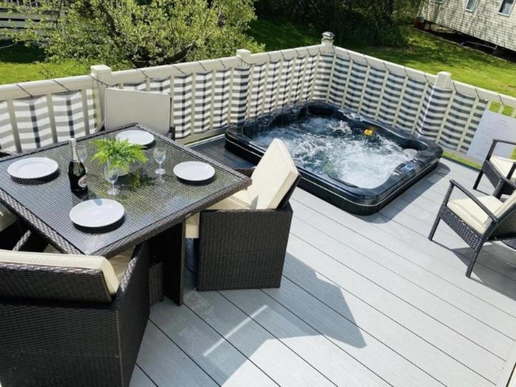 Prime Location & Luxurious Hot Tub Villa Татершал Екстериор снимка